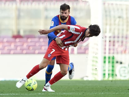 Piqué trata de frenar a João Félix durante el encuentro.