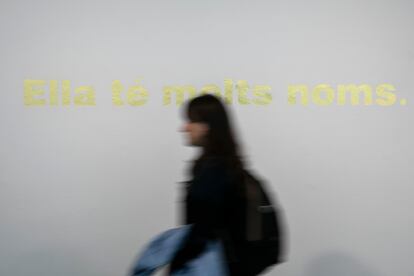 'Frase d'Or', de Dora García, con letras escritas en pan de oro en la pared, se corresponde a la serie que empezó en 2001 y llega ahora al fondo del Macba. 