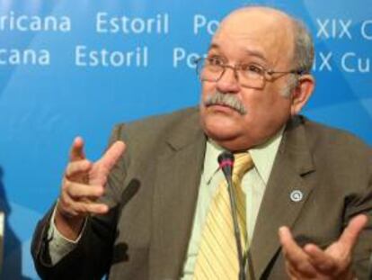 Fotografía tomada en diciembre de 2009 en la que se registró al secretario de políticas públicas del Gobierno de Nicaragua, Paul Oquis, quien afirma que con la construcción del nuevo canal, el Ejecutivo calcula que se elevará el crecimiento del PIB de Nicaragua de entre un 4-5 % a un 10,8 en 2014. EFE/Archivo