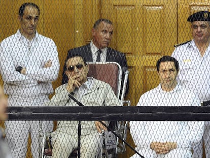 Los hijos de Hosni Mubarak flanqueando al exdictador en una fotografía de archivo. Gamal, situado a la izquierda, y Alaa, a la derecha