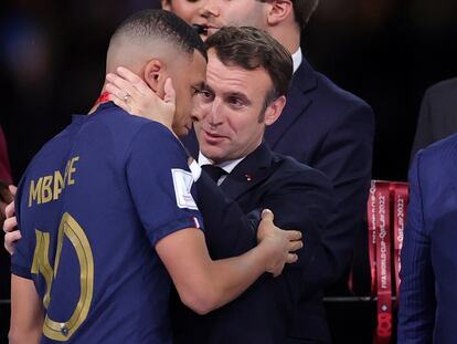 Emmanuel Macron y Kylian Mbappé durante la entrega de trofeos después de la final del Mundial de Qatar entre Argentina y Francia, en el estadio Lusail este domingo.