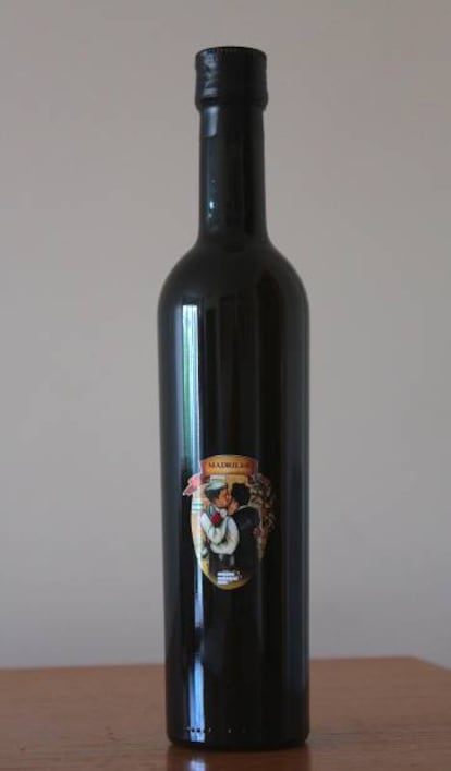 Botella de aceite de Los Madriles, elaborada con olivas de rotondas y zonas urbanas. 