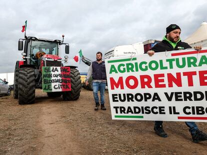 Participantes en la protesta de los tractores, el jueves por la tarde a las puertas de Roma.