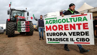 Participantes en la protesta de los tractores, el jueves por la tarde a las puertas de Roma.