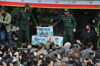 Miles de iraníes participan en el cortejo fúnebre del fallecido presidente Raisí y sus acompañantes, en Tabriz, este martes, en una imagen de las autoridades de Irán.
