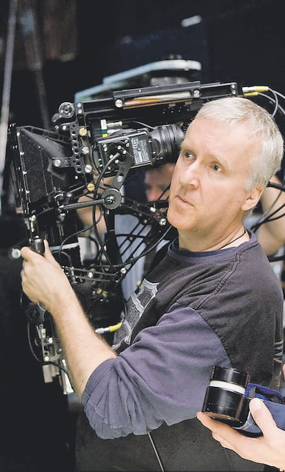 <b>James Cameron, durante el rodaje de <i>Avatar,</i> manejando la cámara virtual creada por él mismo. </b>