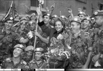 La actriz y presentadora Carmen Sevilla posa en la Plaza del Pilar de Zaragoza con varios miembros de la Agrupación Aragón, que van a relevar en Bosnia a los soldados del Batallón Galicia.