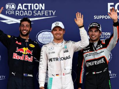 Rosberg celebra la 'pole' junto a Ricciardo y Pérez.