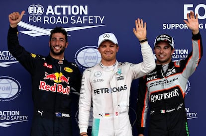 Rosberg celebra la 'pole' junto a Ricciardo y Pérez.