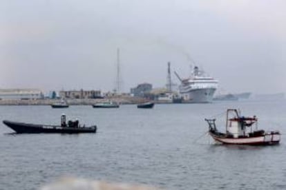 El marisquero "Divina Providencia" (d), de La Línea de la Concepción (Cádiz), faena al lado de una lancha de la Guardia Civil (i) y con tres embarcaciones de la Royal Gibraltar Police en frente, en la Bahía de Algeciras. EFE/Archivo