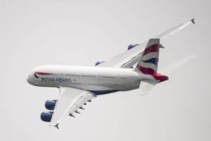 Un Airbus A380 de British Airways participa en el espectculo areo ofrecido durante la primera jornada del Saln Aeronutico y del Espacio de Le Bourget, al norte de Pars, Francia.