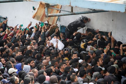 Aglomeraciones en el reparto de ayuda en la Ciudad de Gaza, el lunes 18 de marzo.