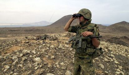 Un militar vigila a trav&eacute;s de unos prism&aacute;ticos en Isla de Lobos durante el despliegue del Ej&eacute;rcito en 2002.