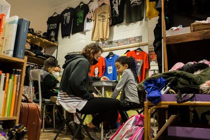 Dentro del espacio La Riuso, Chiara, Giulia, Jasmina y Martina realizan las actividades extraescolares para niños y niñas del barrio. En la imagen, Giulia, de 32 años, nacida en Livorno pero con orígenes en el Mediterráneo oriental, ayuda a Eva, de seis años y origen nigeriano, a hacer los deberes.