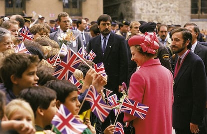 Niños españoles saludan a Isabel II en su visita a Madrid. La acompaña el entonces alcalde, Juan Barranco.