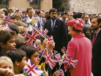 Niños españoles saludan a Isabel II en su visita a Madrid. La acompaña el entonces alcalde, Juan Barranco.