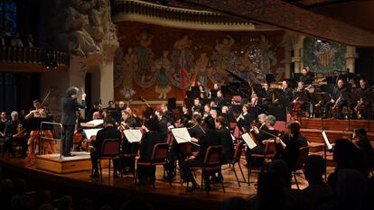 Gustavo Dudamel dirige a la Filarmónica de Los Ángeles junto a la solista María Dueñas, el pasado 28 de mayo en el Palau de la Música Catalana.