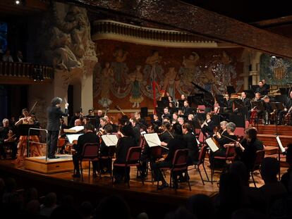 Gustavo Dudamel dirige a la Filarmónica de Los Ángeles junto a la solista María Dueñas, el pasado 28 de mayo en el Palau de la Música Catalana.