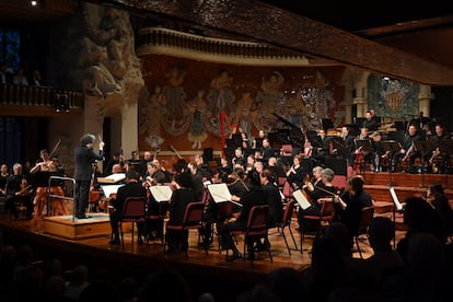 Gustavo Dudamel dirige a la Filarmónica de Los Ángeles junto a la solista María Dueñas, el pasado 28 de mayo en el Palau de la Música Catalana.