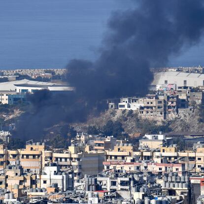 Beirut (Lebanon), 16/10/2024.- Smoke billows after an Israeli air strike on Dahieh, a southern suburb of Beirut, Lebanon, 16 October 2024. According to the Lebanese Ministry of Health, more than 2,350 people have been killed and over 10,906 have been injured in Lebanon since the start of hostilities. The Israeli Army said that the strikes early on 16 October targeted Hezbollah facilities in Beirut's southern suburb. (Líbano, Hizbulá/Hezbolá) EFE/EPA/STR
