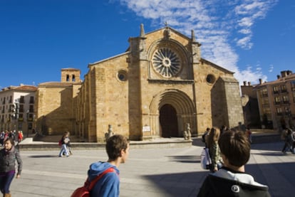 La iglesia de San Pedro en la plaza de Santa Teresa (Ávila)