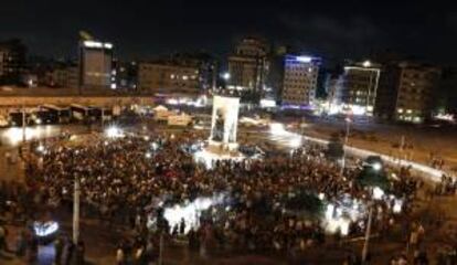 Vista general de activistas durante una manifestación en la entrada de Gezi Park en Estambul (Turquía). EFE/Archivo