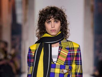 Las hinchas de Versace deslumbran en Milán