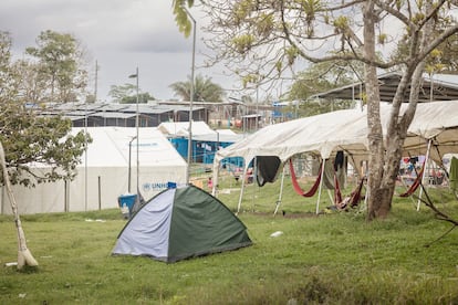 As son las condiciones en las que migrantes esperan en el campamento de Lajas Blancas.