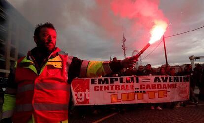 Manifestantes participam de um passeata em Nantes.