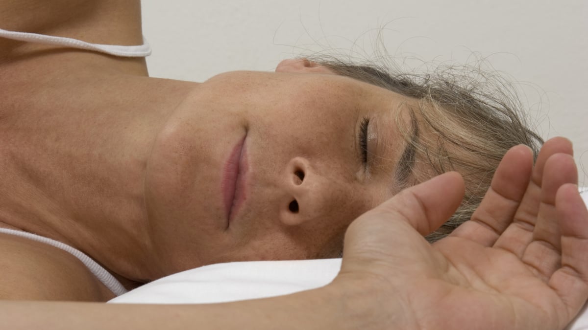 Adiós a la tensión cervical y los ronquidos: la almohada ergonómica de mariposa para volver a dormir del tirón
