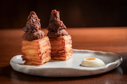 Montadito de papa y chorizo norteño del restaurante Issi, en Ciudad de México, el 11 de marzo del 2025.