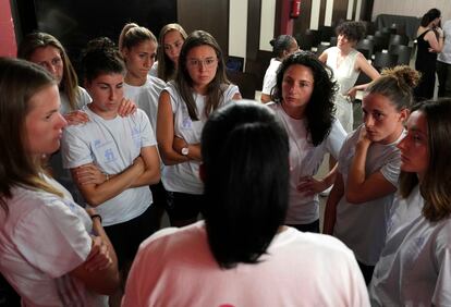 Las jugadoras de las selección femenina de fútbol hablan con una víctima de la trata (al centro, de espalda) durante un encuentro en la Ciudad del Futbol de las Rozas.