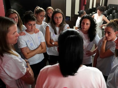 Las jugadoras de las selección femenina de fútbol hablan con una víctima de la trata (al centro, de espalda) durante un encuentro en la Ciudad del Futbol de las Rozas.