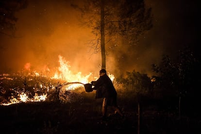 El presidente de Portugal, Marcelo Rebelo de Sousa, ha dicho a través de un comunicado que sigue de cerca la situación y se ha solidarizado con los afectados. En la imagen, un vecino ayuda en las labores de extinción en Amendoa.