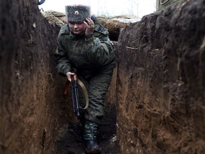 Natacha, de 27 años, avanza por una trinchera en las afueras de la localidad de Pervomaisk. Es una mujer cosaca y lucha junto con los hombres para defender su pueblo.