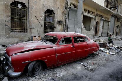 Un Hudson Commodor de 1949 en el barrio de al-Shaar, antes controlado por los rebeldes sirios, en Alepo (Siria).