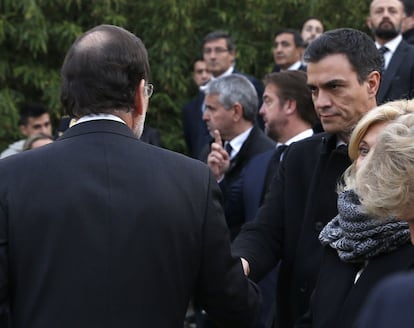 Mariano Rajoy saluda a Pedro Sánchez, durante el funeral de Estado por los policías Jorge García Tudela e Isidro Gabino San Martín Hernández, fallecidos en el atentado en la embajada española en Kabul.