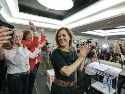 Carina Mej&iacute;as celebra el resultado de las elecciones.