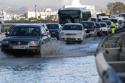 Tráfico lento en la N-340 a causa de las balsas de agua acumuladas por las intensas lluvias.