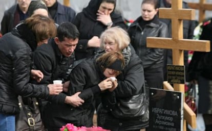 Familiares consuelan a la hija de Zuhumor Ibragimova una de las víctimas de los atentados suicidas cometidos el pasado lunes en el metro de Moscú.