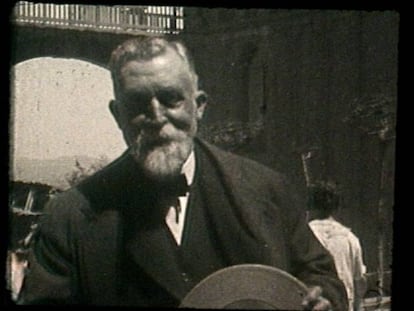 Antoni Gaud&iacute; sonr&iacute;e al c&aacute;mara de una pel&iacute;cula de 9,5 mil&iacute;metros que le tomaron en 1925 en Montserrat.