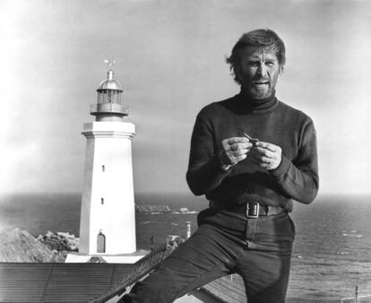 Kirk Douglas delante del faro que se construyó para rodar 'El faro del fin del mundo'.