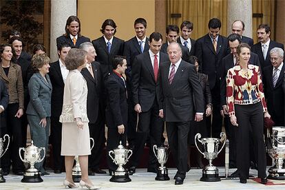 Los premiados se preparan para la instantánea final del acto de entrega de los Premios Nacionales del Deporte 2004.