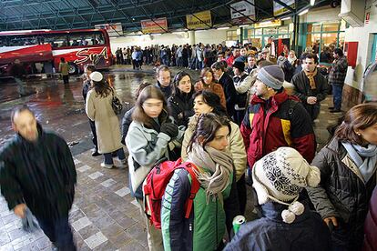 Cientos de personas hacan cola ayer en la estacin de autobuses de Burgos a la espera de iniciar su viaje.