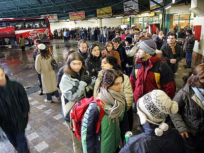 Cientos de personas hacían cola ayer en la estación de autobuses de Burgos a la espera de iniciar su viaje.