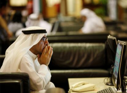 Un operador de la Bolsa del Emirato sigue las cotizaciones en su portátil.