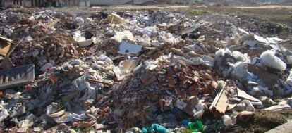 Pilas de basura en el vertedero &quot;ilegal&quot; en el distrito de Fuencarral.