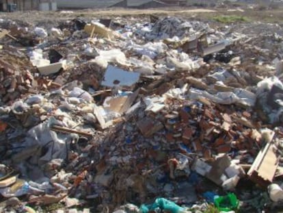 Pilas de basura en el vertedero "ilegal" en el distrito de Fuencarral.