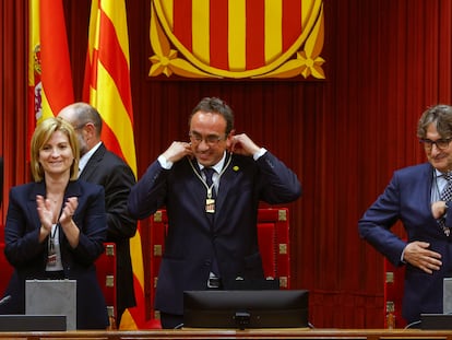 Josep Rull, en el centro, toma posesión como nuevo presidente del Parlament de Cataluña.