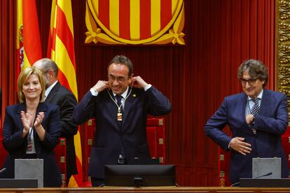 Josep Rull, en el centro, toma posesión como nuevo presidente del Parlament de Cataluña.